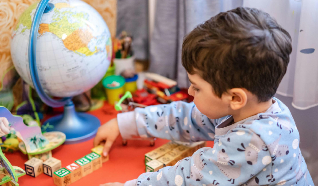 Goab Kind Speelt Met Blokken