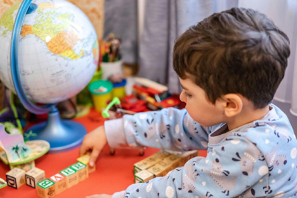 Goab Kind Speelt Met Blokken